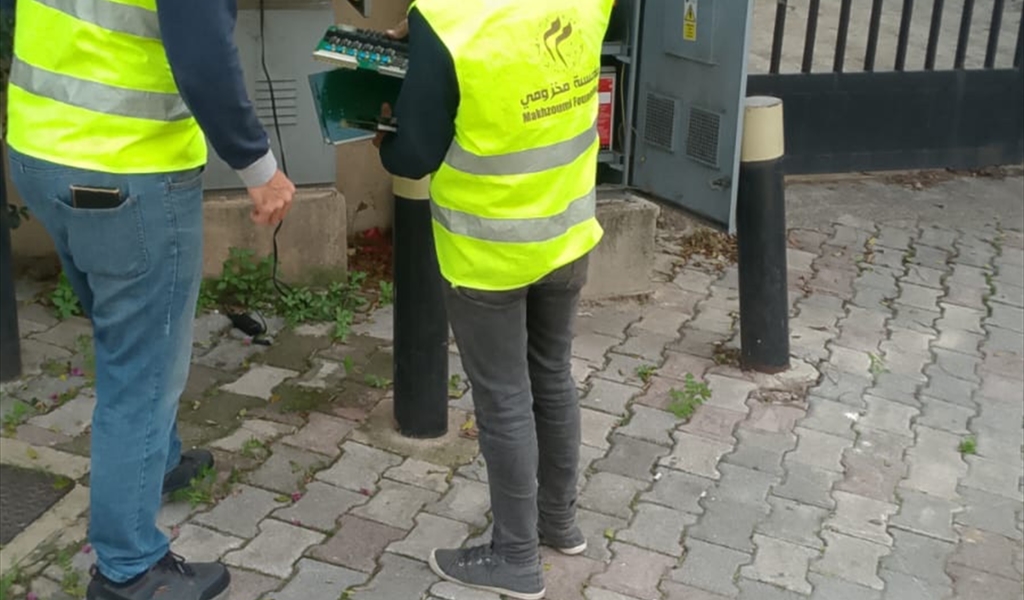 مهندسو مؤسسة مخزومي خلال إصلاحهم الأعطال عند التقاطعات