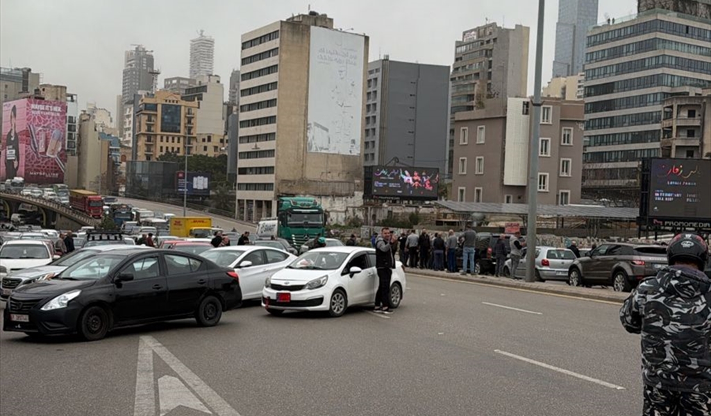 بالصورة - محتجّون يقطعون الطريق على جسر الرينغ في بيروت بالاتجاهين احتجاجًا على قرار الحكومة زيادة الرسوم ورفع ضريبة TVA