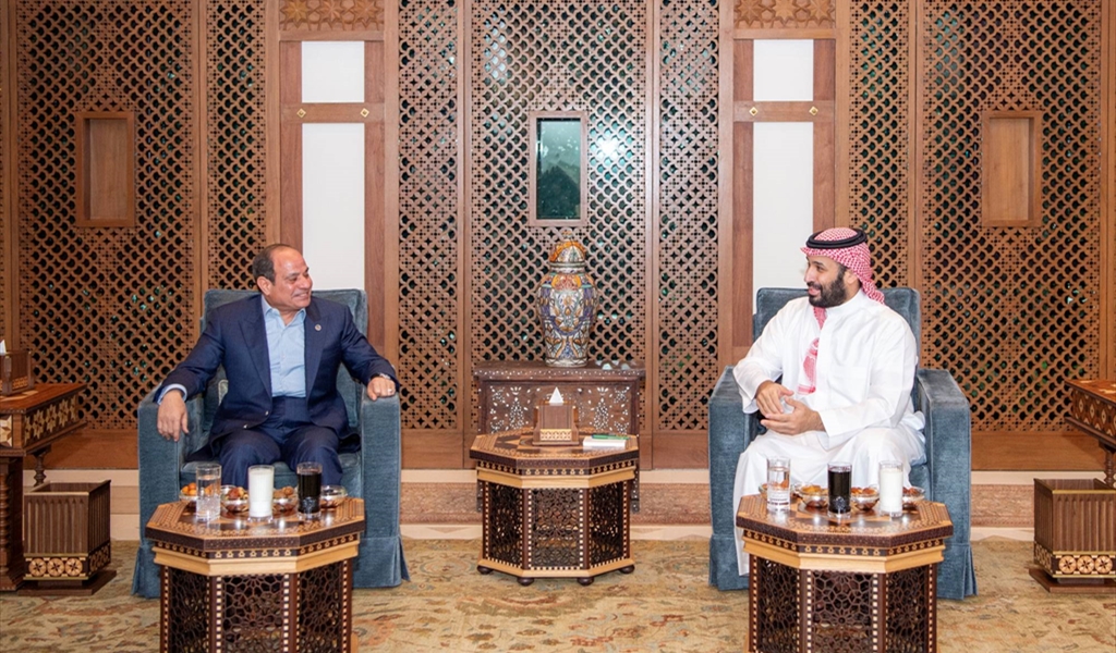 الأمير محمد والرئيس السيسي خلال اللقاء في جدة