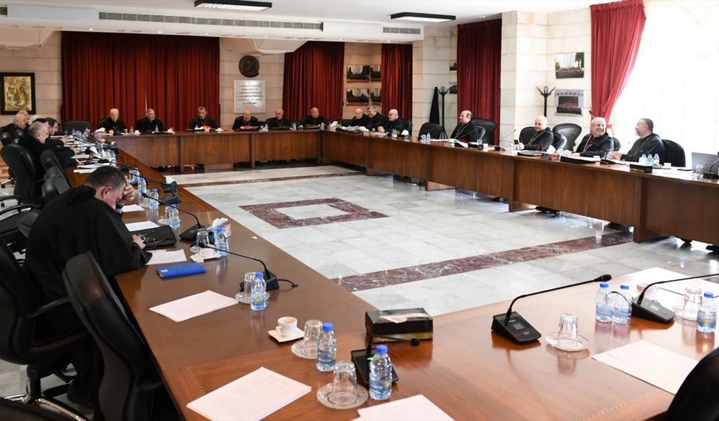 المطارنة الموارنة خلال اجتماعهم أمس