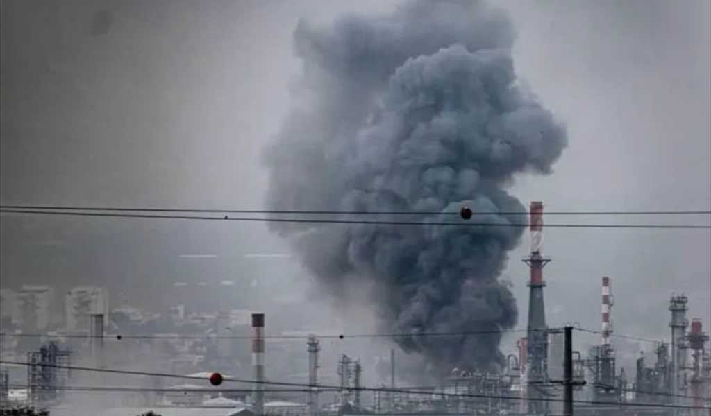 دخان كثيف يتصاعد من مصفاة النفط في حيفا بعد استهدافها بصاروخ ايراني