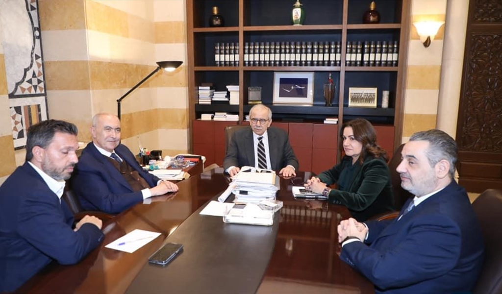 رئيس الحكومة مستقبلاً النائب مخزومي بحضور الوزيرة السيد وسامر الصفح