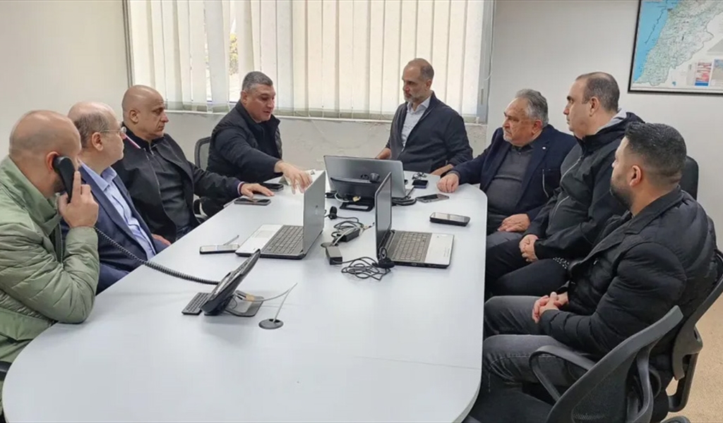 الوزير رسامني مترئساً الاجتماع في المطار