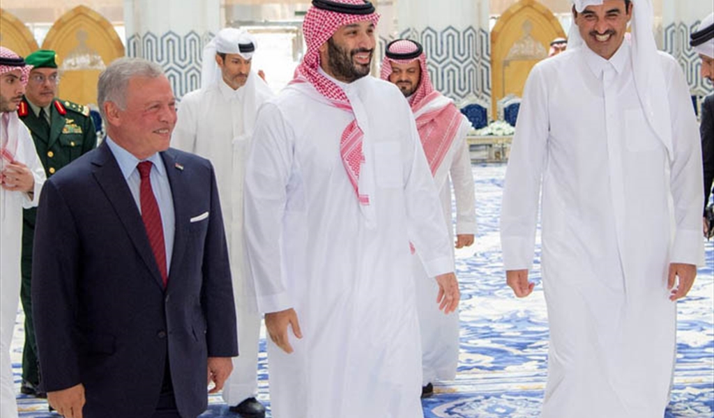 ولي العهد السعودي الأمير محمد بن سلمان متوسطاً أمير قطر تميم بن حمد والعاهل الأردني عبد لله الثاني