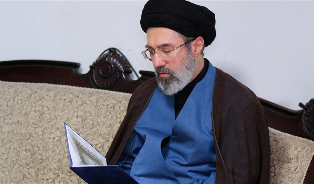 مجتبى خامنئي في روسيا؟