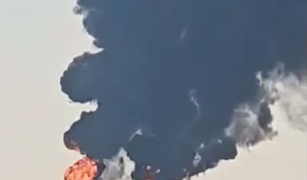 النيران تندلع من خزانات الوقود في ميناء صلالة في سلطنة عمان