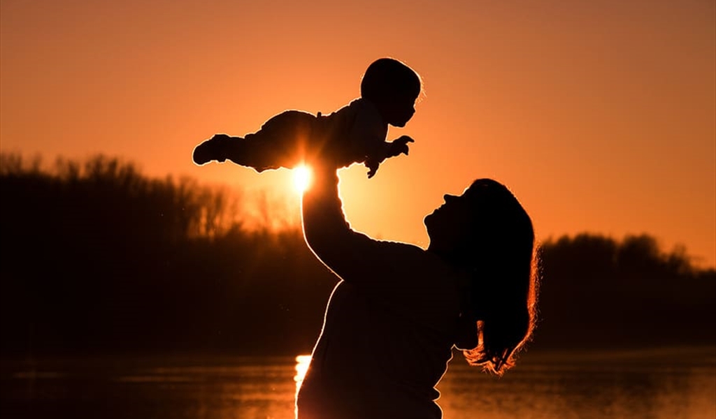 آذار... حين تلتقي كرامة المرأة بحقوق الطفل