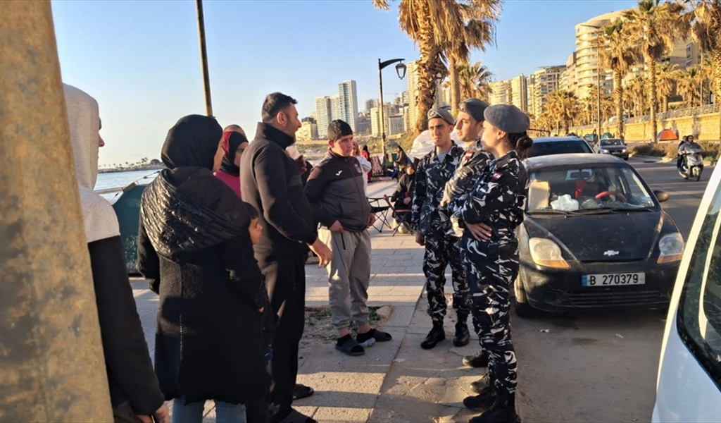 القوى الأمنية ترشد النازحين على كورنيش الرملة البيضاء الى مراكز الإيواء