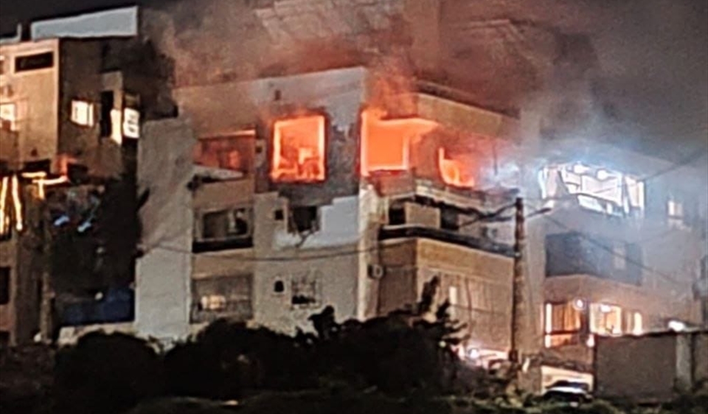بالصورة : الغارة استهدفت شقة في الطوابق العلوية من مبنى يقع في آخر شارع فينيسيا في دوحة عرمون