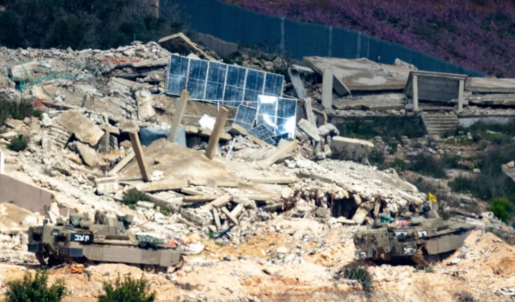 دبابات الاحتلال تتحرك على انقاض قرية مدمَّرة عند الحدود في الجنوب