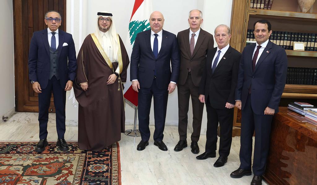 الرئيس عون متوسطاً سفراء الخماسية، من اليمين: السفير القطري الشيخ عبد الرحمن آل ثاني والأميركي ميشال عيسى،  والفرنسي هيرفيه ماغرو والسعودي وليد البخاري والمصري علاء موسى