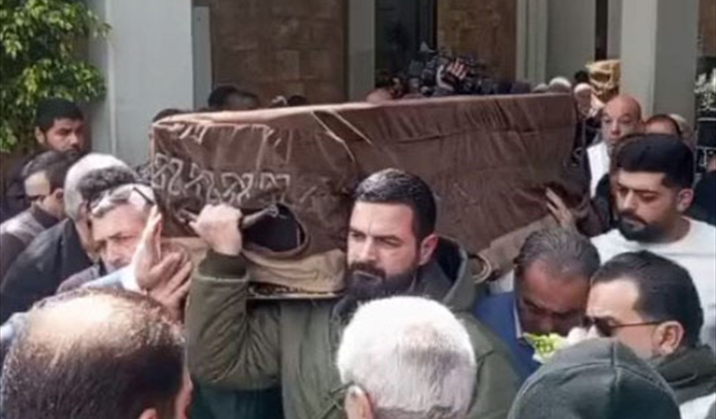 جثمان الفقيد على الأكتاف