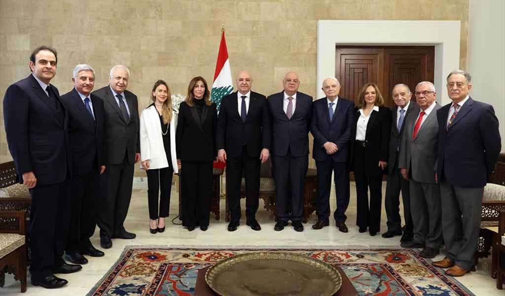 الرئيس عون يتوسط وفد منتدى غسان سكاف