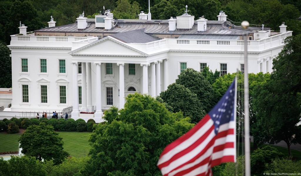 «سيتم إطلاقه قريباً؟».. البيت الأبيض ينشر فيديوهات غريبة ويثير التكهنات