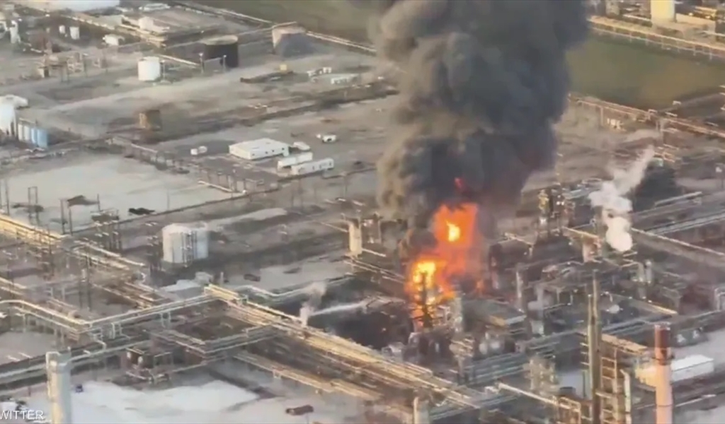 فيديو.. انفجار وحريق ضخم في مصفاة نفط قرب سواحل تكساس