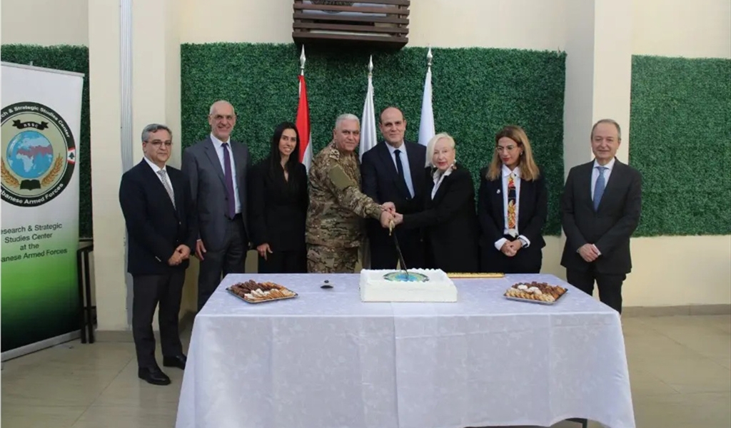 المشاركون في الاحتفالية يقطعون قلب الحلوى