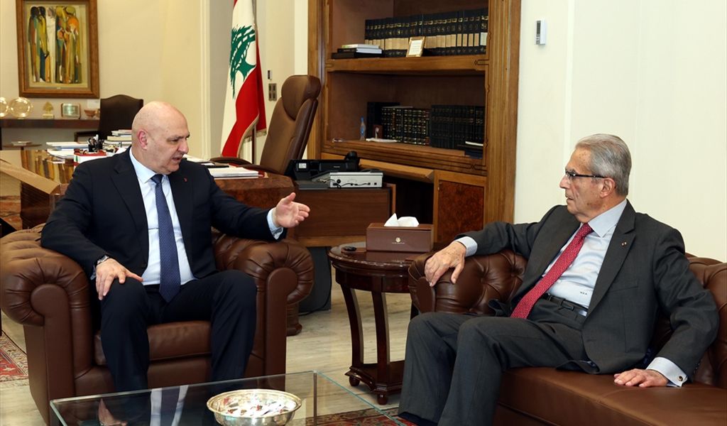 الرئيس عون مستقبلاً الوزير السابق وديع الخازن