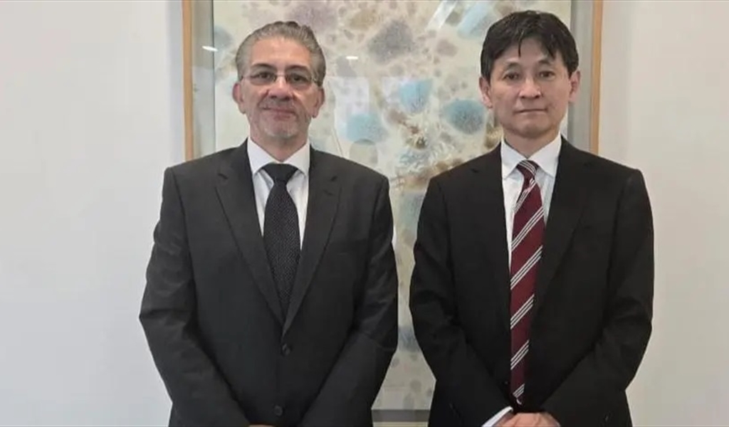 د. منيمنة خلال لقائه سفير اليابان في لبنان