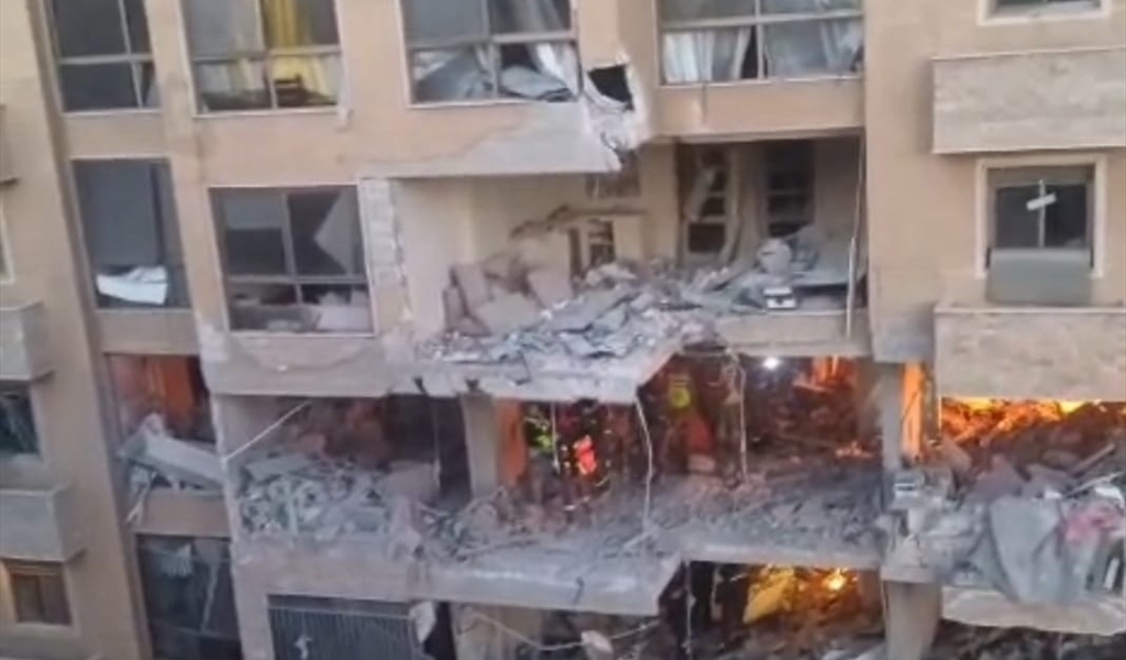الشقة التي استُهدفت في بناية في عائشة بكار ( محمود يوسف)