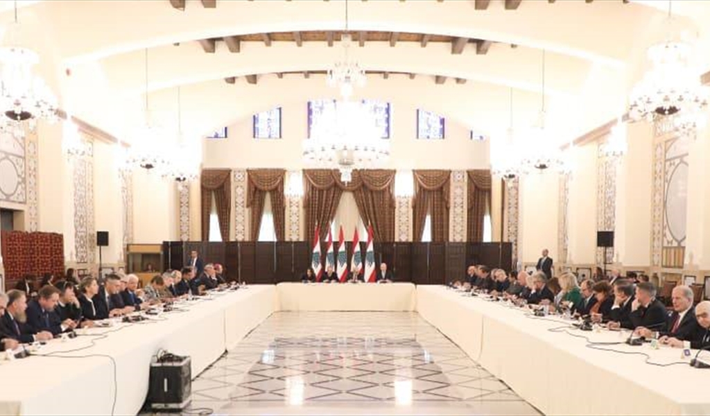 الرئيس سلام خلال لقائه السفراء العرب والأجانب