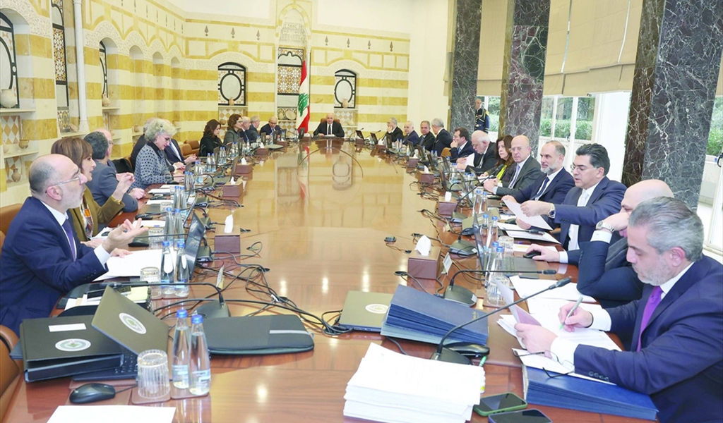 ضغوطٌ على عون "الصامت"... وهل يُقاطع وزراء "الثنائي" الجلسة؟