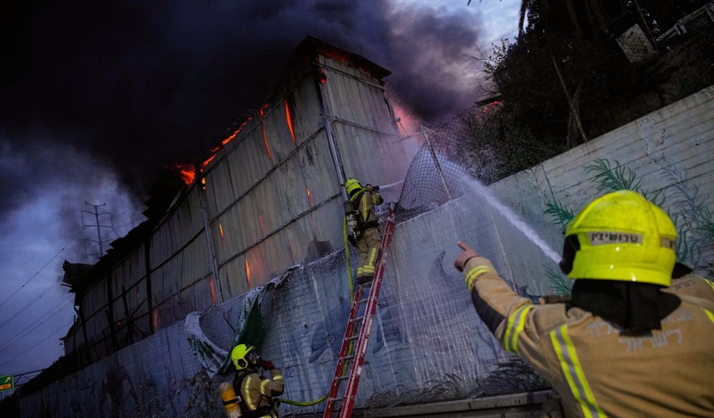 رجال الإطفاء يخمدون حريقاً في موقع ضربة على أطراف تل أبيب
