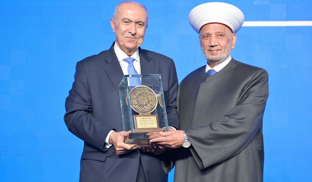 النائب مخزومي يقدّم للمفتي دريان درعاً تقديرياً