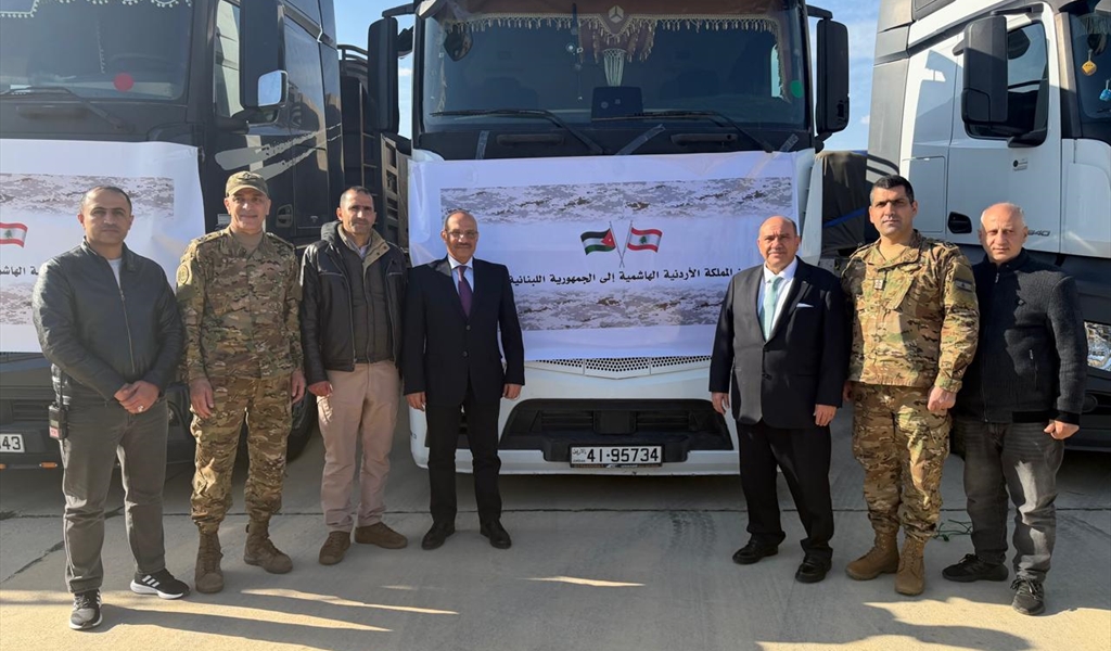 السفير الأردني والأمين العام للهيئة العليا للاغاثة بسام النابلسي خلال استقبال قافلة المساعدات