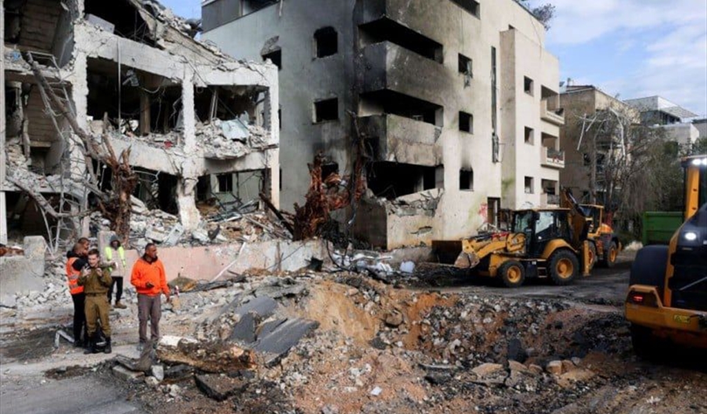 آثار الدمار في إسرائيل جراء الصواريخ الايرانية