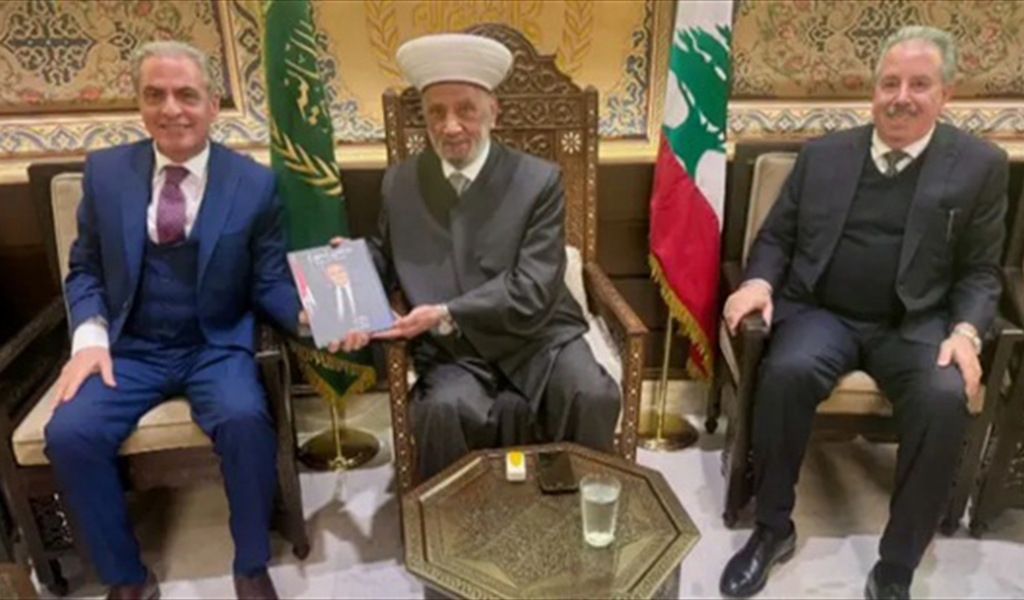 المفتي دريان يتسلم من عبد العزيز نسخة من كتابه