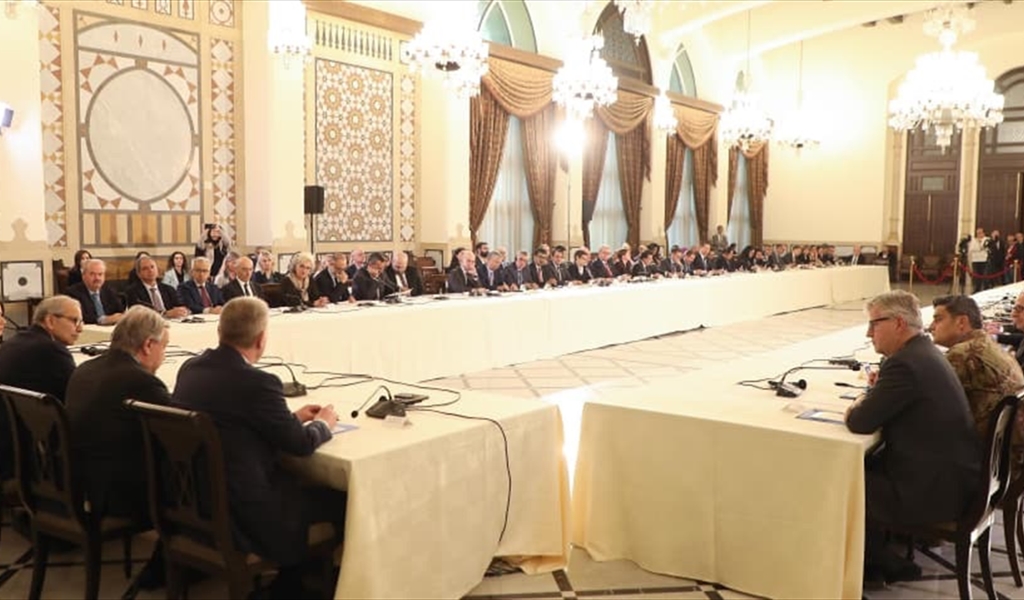 الرئيس سلام وغوتيريش ووزير الخارجية والشؤون الاجتماعية خلال الاجتماع الوزاري الديبلوماسي لبحث المساعدات الانسانية (محمود يوسف)