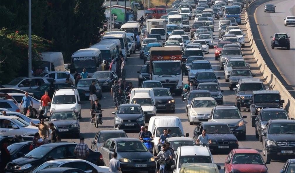 مشهد النزوح من الضاحية، السيارات تملأ الشوارع والطرقات  (طلال سلمان)