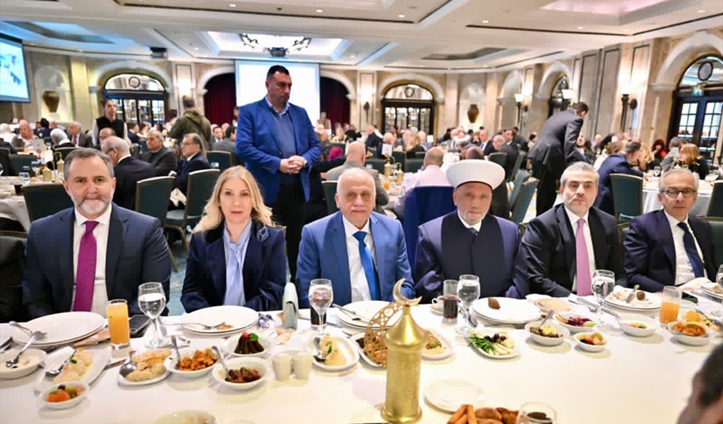 المفتي دريان متوسطاً من اليمين مكية والوزير البساط ومن اليسار كشلي والطبش وصائب سلام