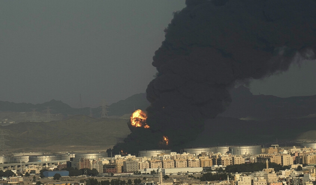 بعد إنذار ترامب… منشآت الطاقة الإيرانية تحت النار