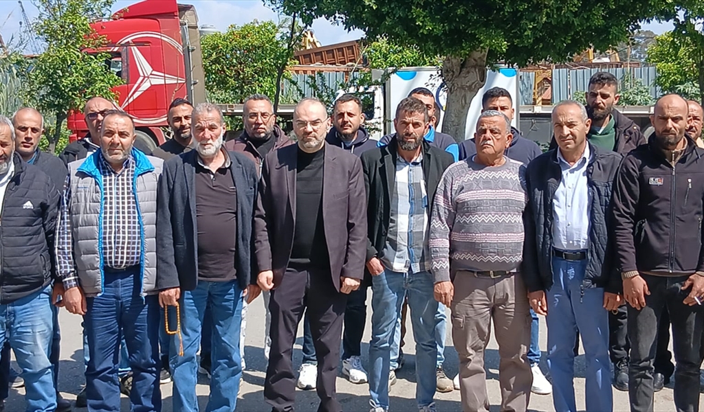 سائقو الشاحنات لوّحوا بـ "تسونامي"