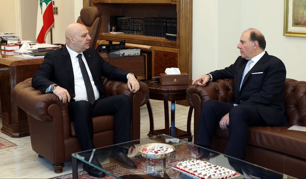 الرئيس عون مجتمعاً مع حاكم المصرف المركزي