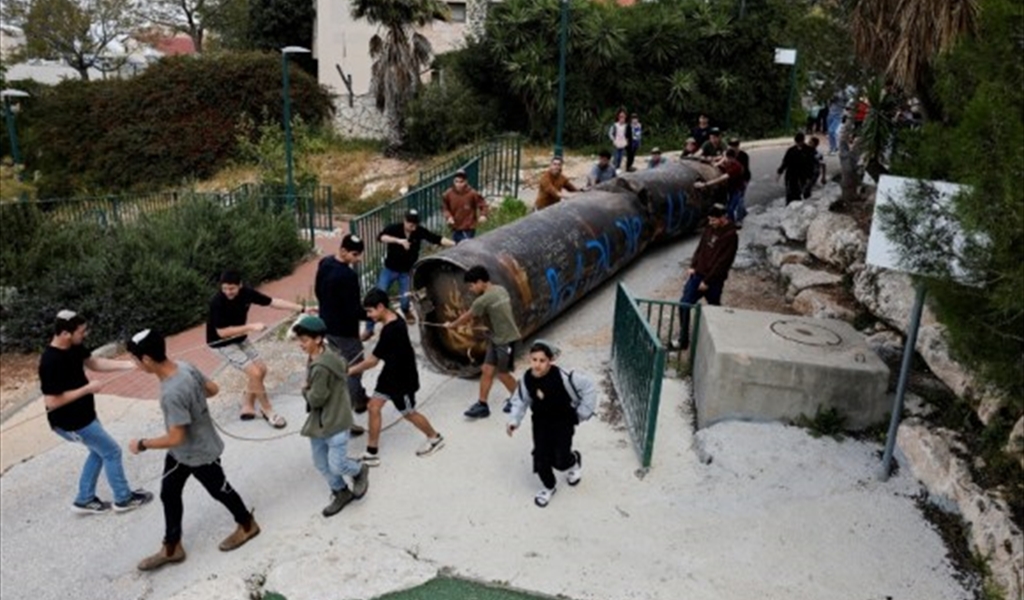 بقايا صاروخ إيراني في أحد ضواحي تل أبيب