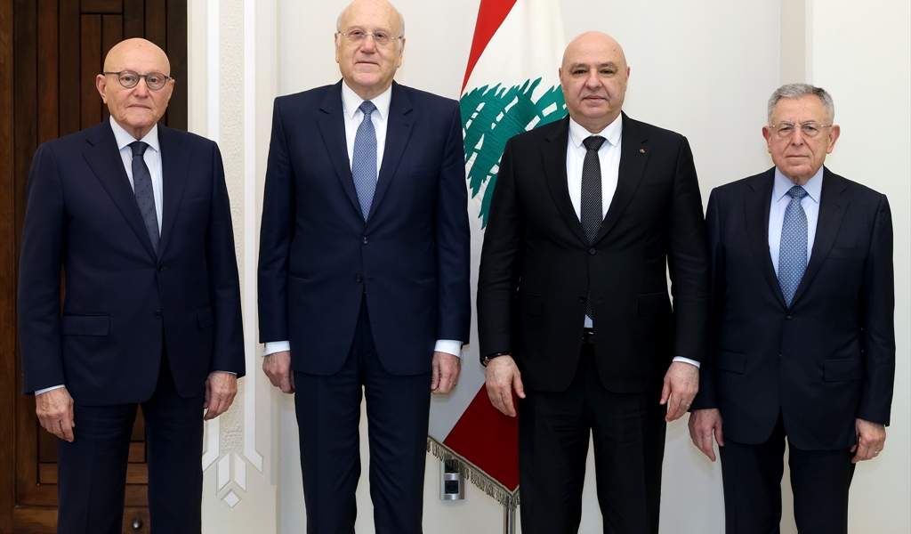 الرئيس عون يتوسط الرؤساء فؤاد السنيورة ونجيب ميقاتي وتمام سلام