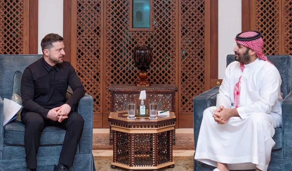 الأمير محمد بن سلمان مستقبلاً زيلنسكي
