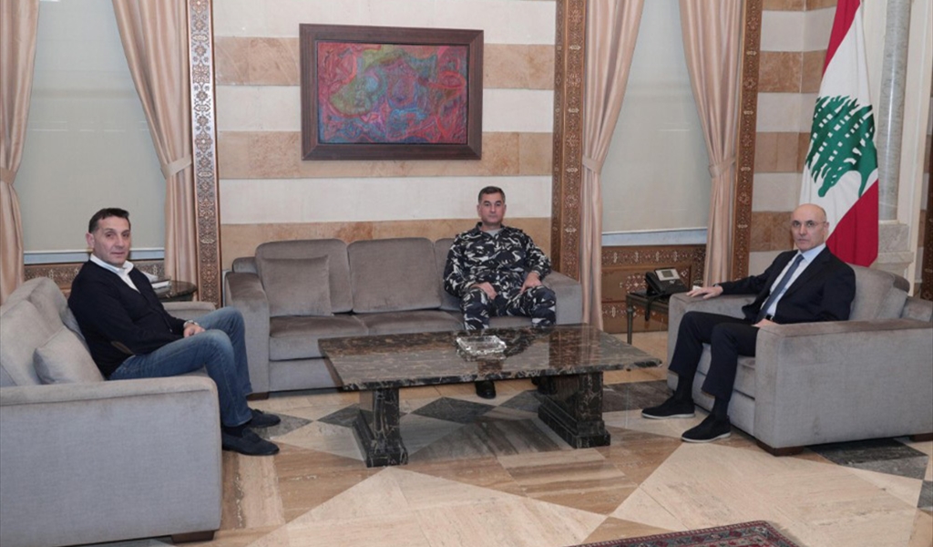 الوزير الحجار خلال الاجتماع مع اللواء عبدالله والعميد قبرصلي