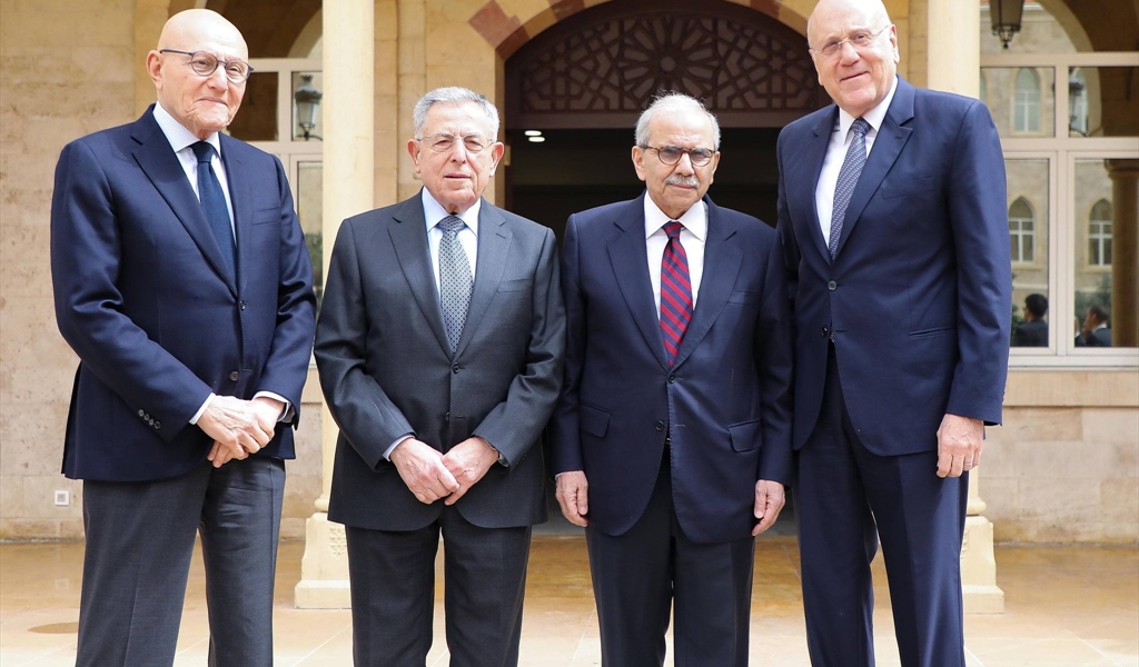 الرئيس سلام والرؤساء السنيورة وسلام وميقاتي أمام مدخل السراي الحكومي