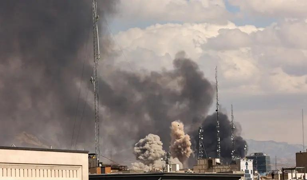 دخان القصف يتصاعد من طهران أمس