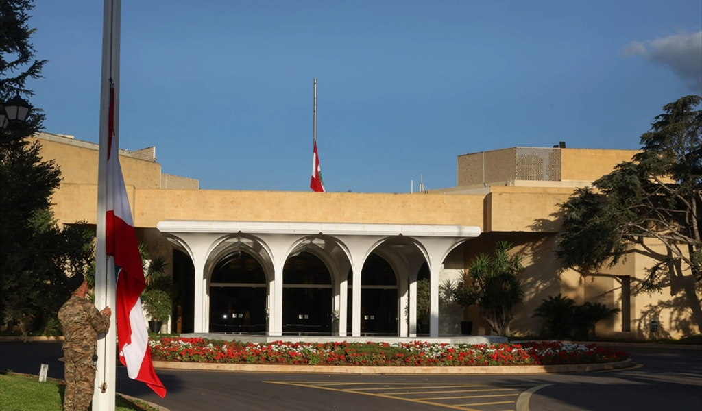 العلم اللبناني منكّساً في بعبدا