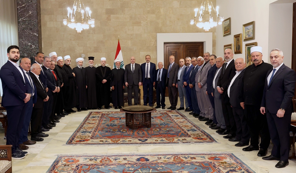 الرئيس عون متوسطاً وفد حاصبيا - العرقوب ومرجعيون من فعاليات وبلديات