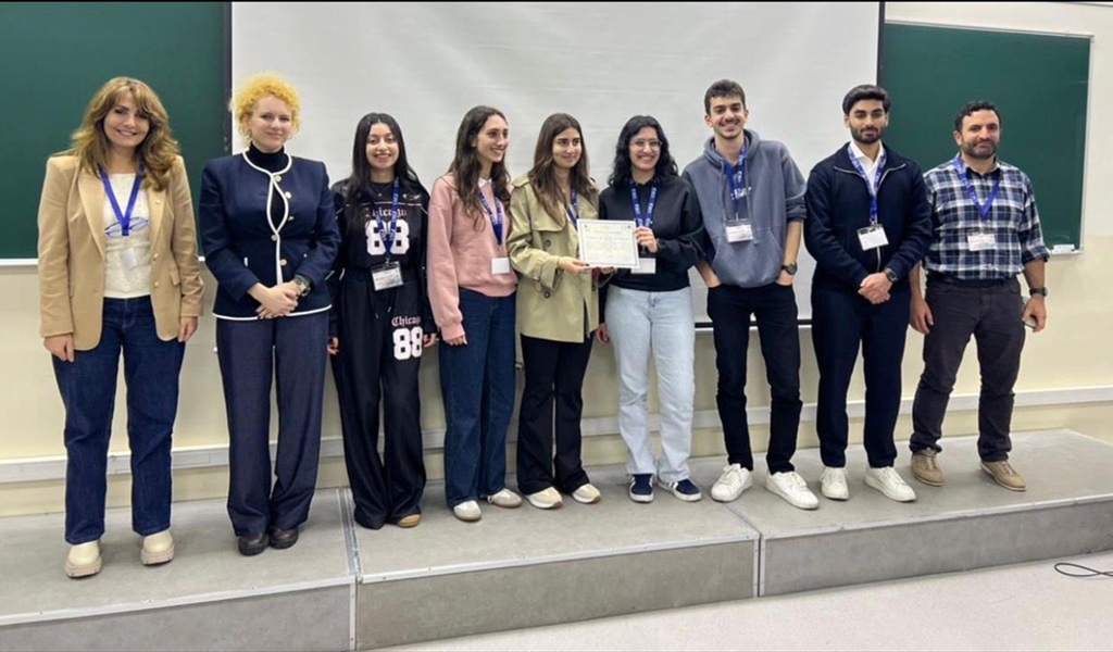 الطلاب الذين طوروا اللوحة