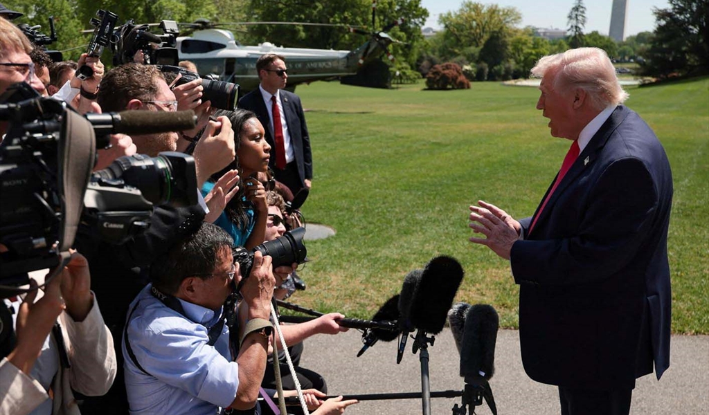 ترامب يتحدث إلى الصحافيين امس