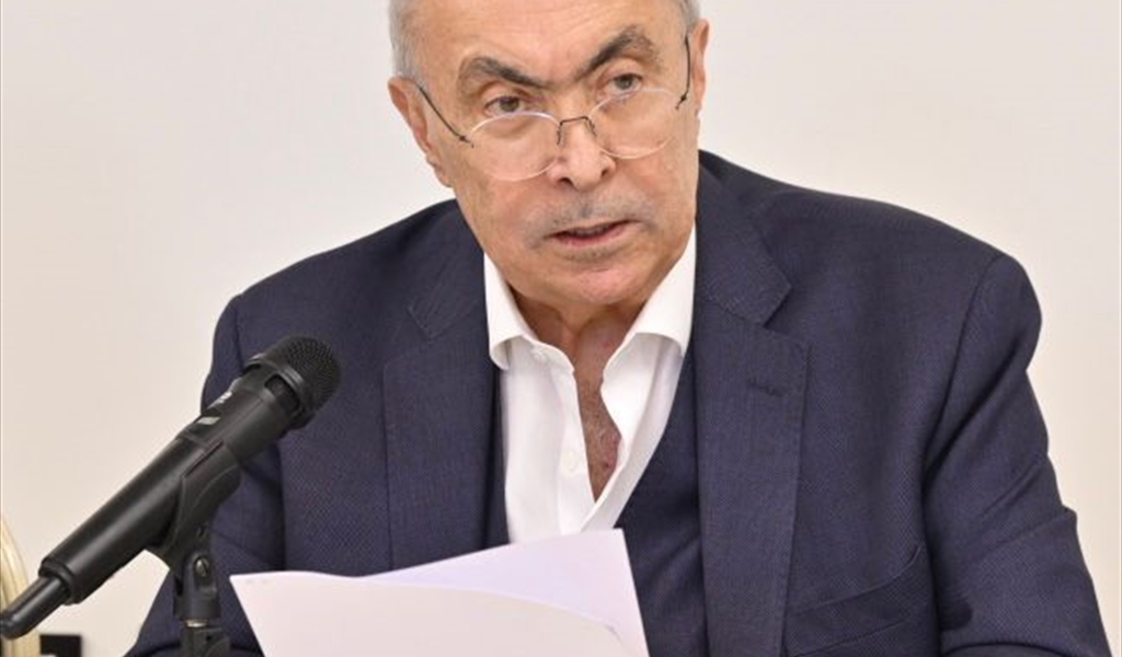 النائب فؤاد مخزومي متحدثاً في الاجتماع
