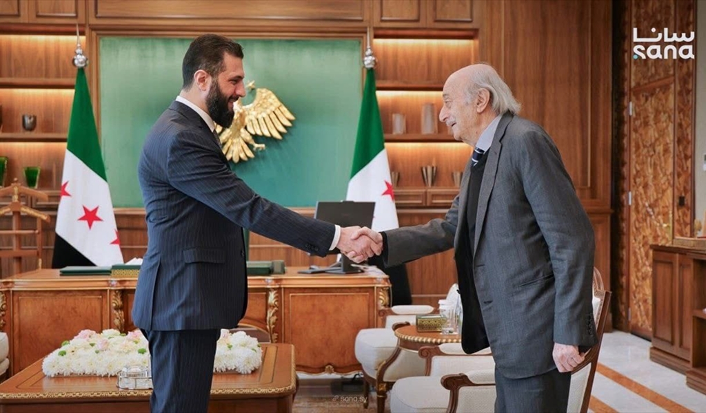 صورة من لقاء الرئيس السوري أحمد الشرع برئيس الحزب التقدمي الاشتراكي السابق وليد جنبلاط