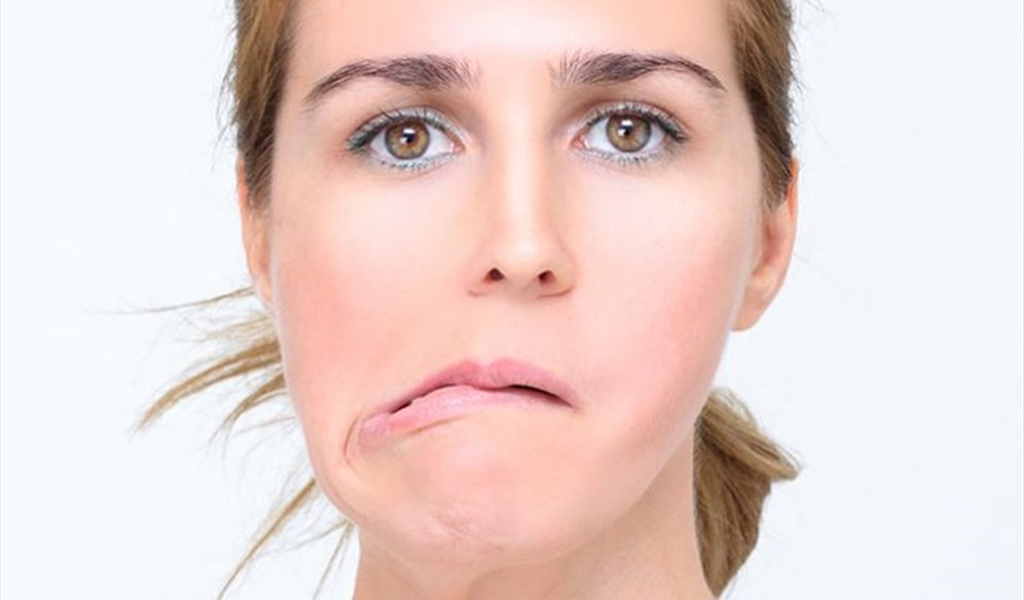 أعراض المرض تظهر بشكلٍ مفاجئ دون سابق