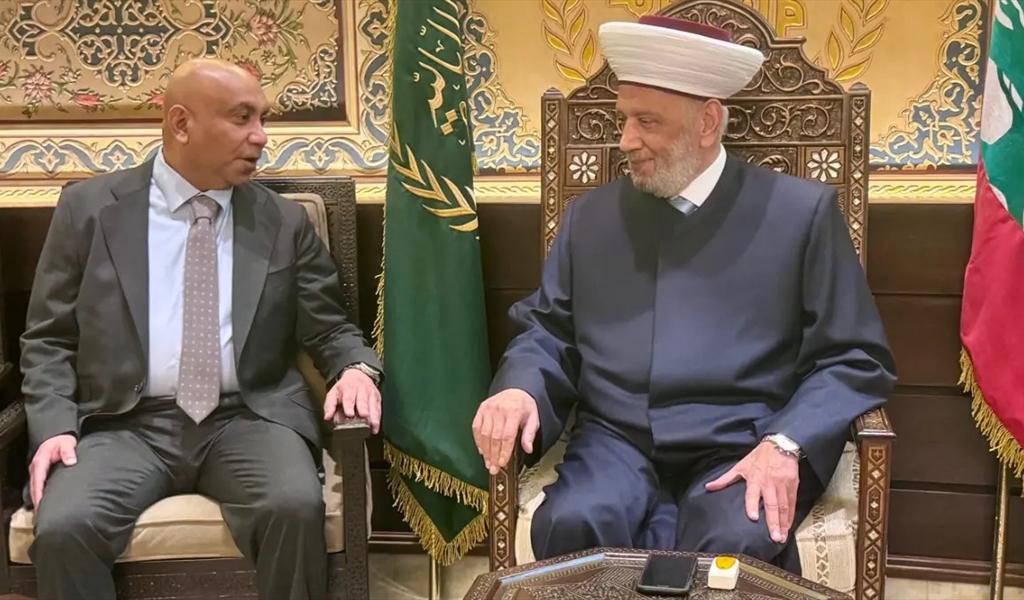 المفتي دريان مستقبلاً السفير الكويتي